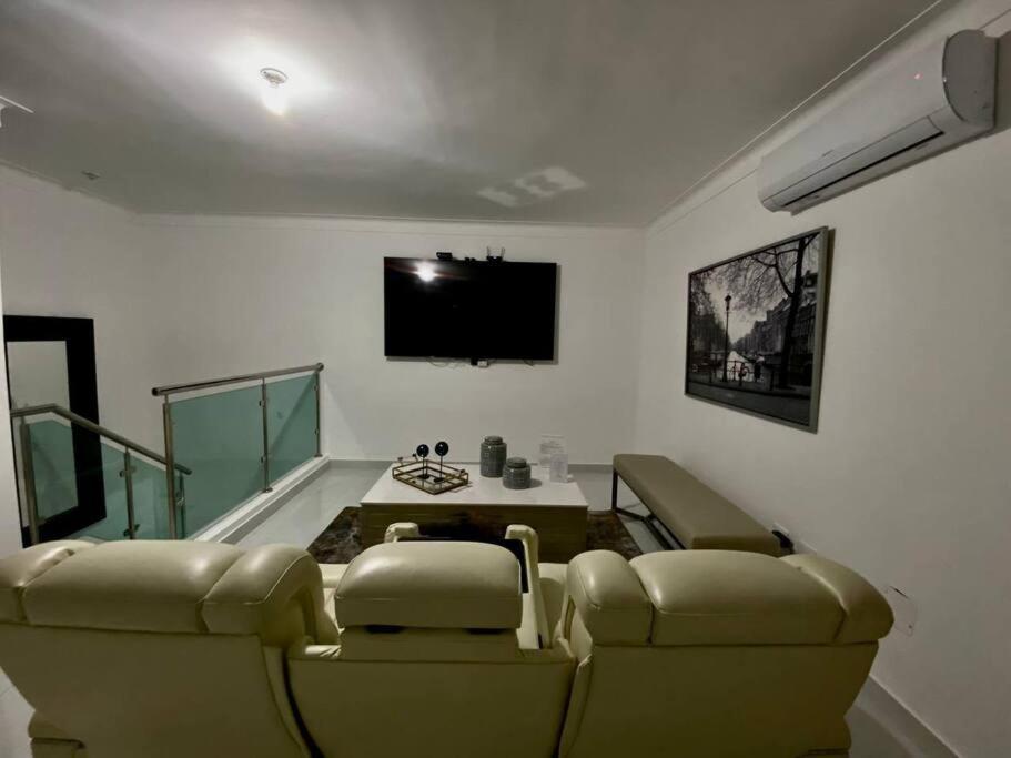 Апартаменты Spectacular Penthouse With Private Jacuzzi Terrace Сантьяго-де-лос-Кабальерос Экстерьер фото